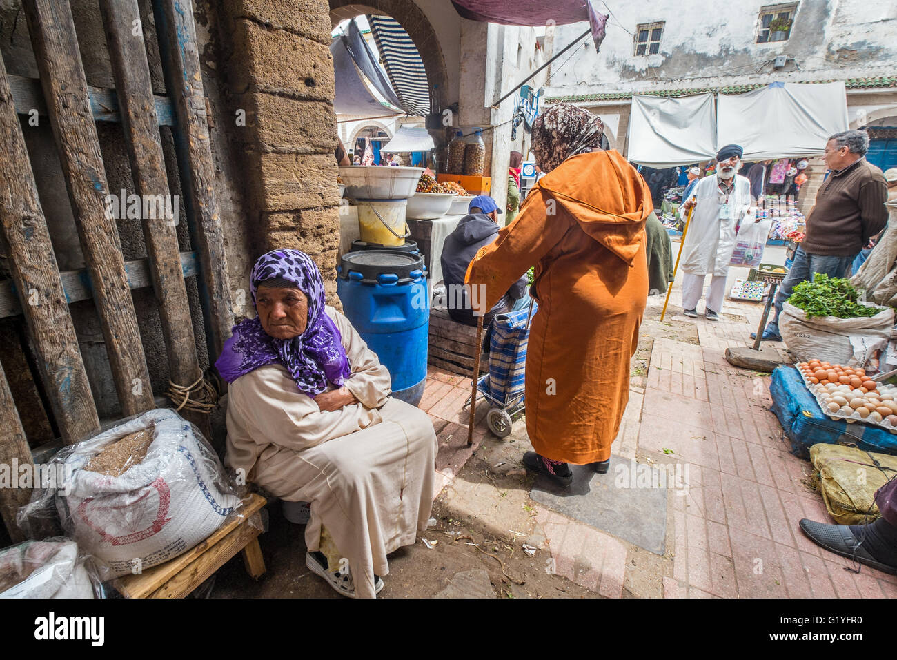 Marocchini andando sulle loro attività quotidiane all'interno della vivace medina (città vecchia) di Essaouira, Marocco Foto Stock