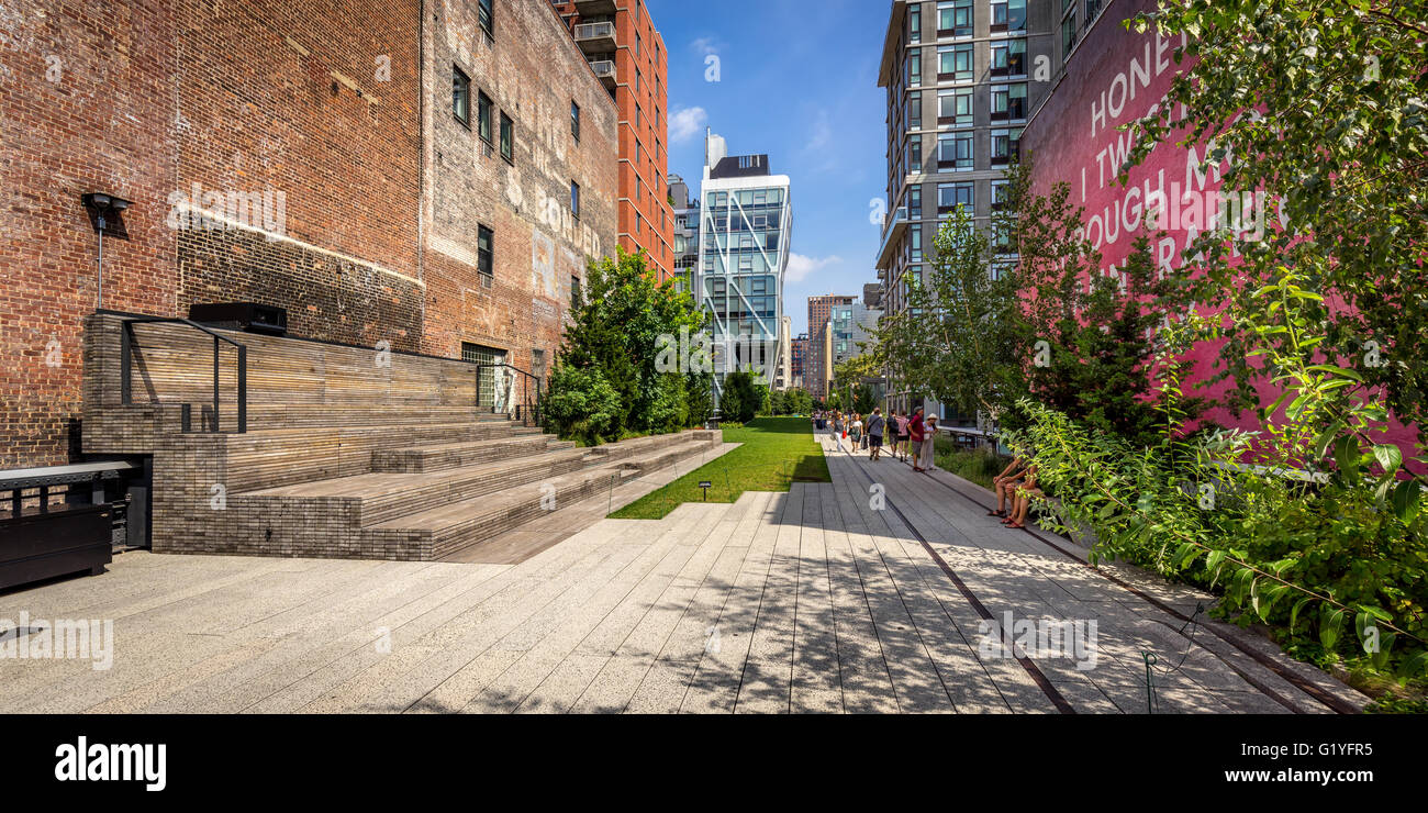 Linea alta passeggiata nel pomeriggio a Chelsea, Manhattan, New York City. (Noto anche come Highline o High Line Park) Foto Stock