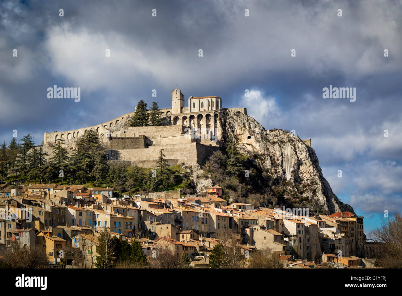 Cittadella di Sisteron, fortificazioni e tetti con le nubi di estate. Alpi del Sud, Alpes de Haute Provence, Valle della Durance, Francia Foto Stock