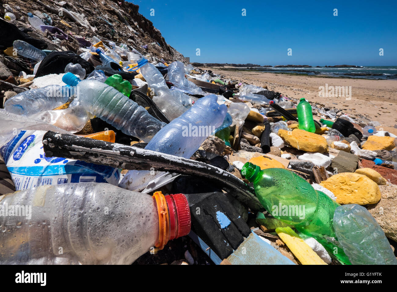 Rifiuti oggetto di pratiche di dumping su una spiaggia della costa atlantica del Marocco Foto Stock