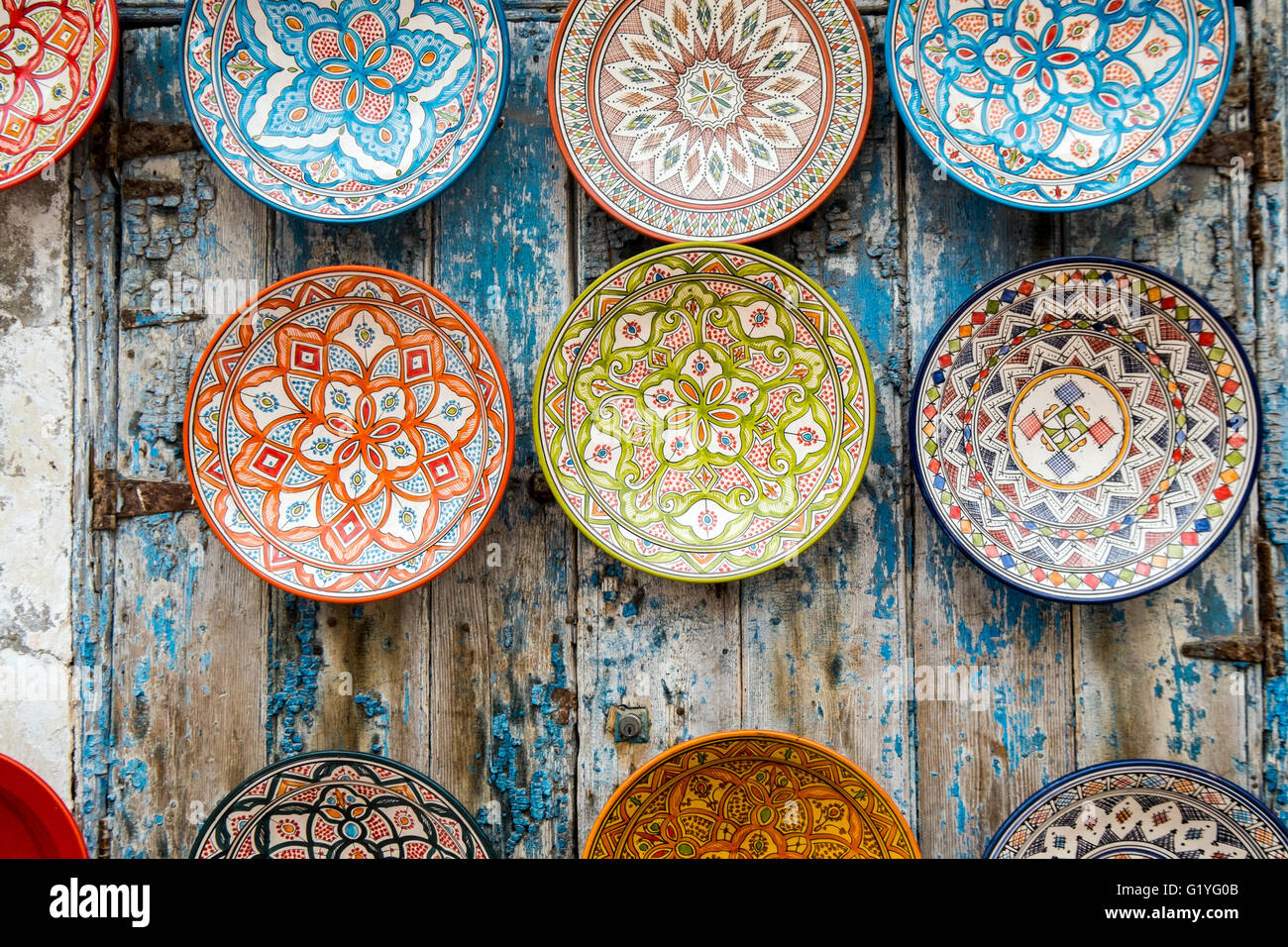 Souvenir piastre decorativo su una parete a Essaouira,Marocco Foto Stock