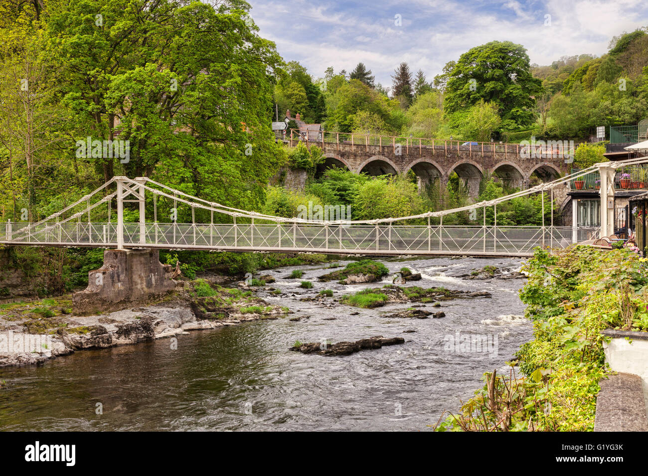 Il Ponte della Catena, costruito nel 1817 e il pensiero di essere la più antica delle maglie di catena ponte del mondo, attraversando il fiume Dee vicino... Foto Stock