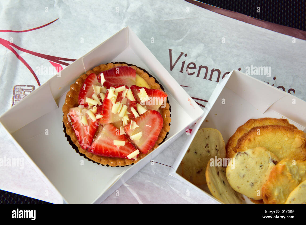 Prodotti di pasticceria francese come servita nelle caselle a prendere il via dal panificio Foto Stock