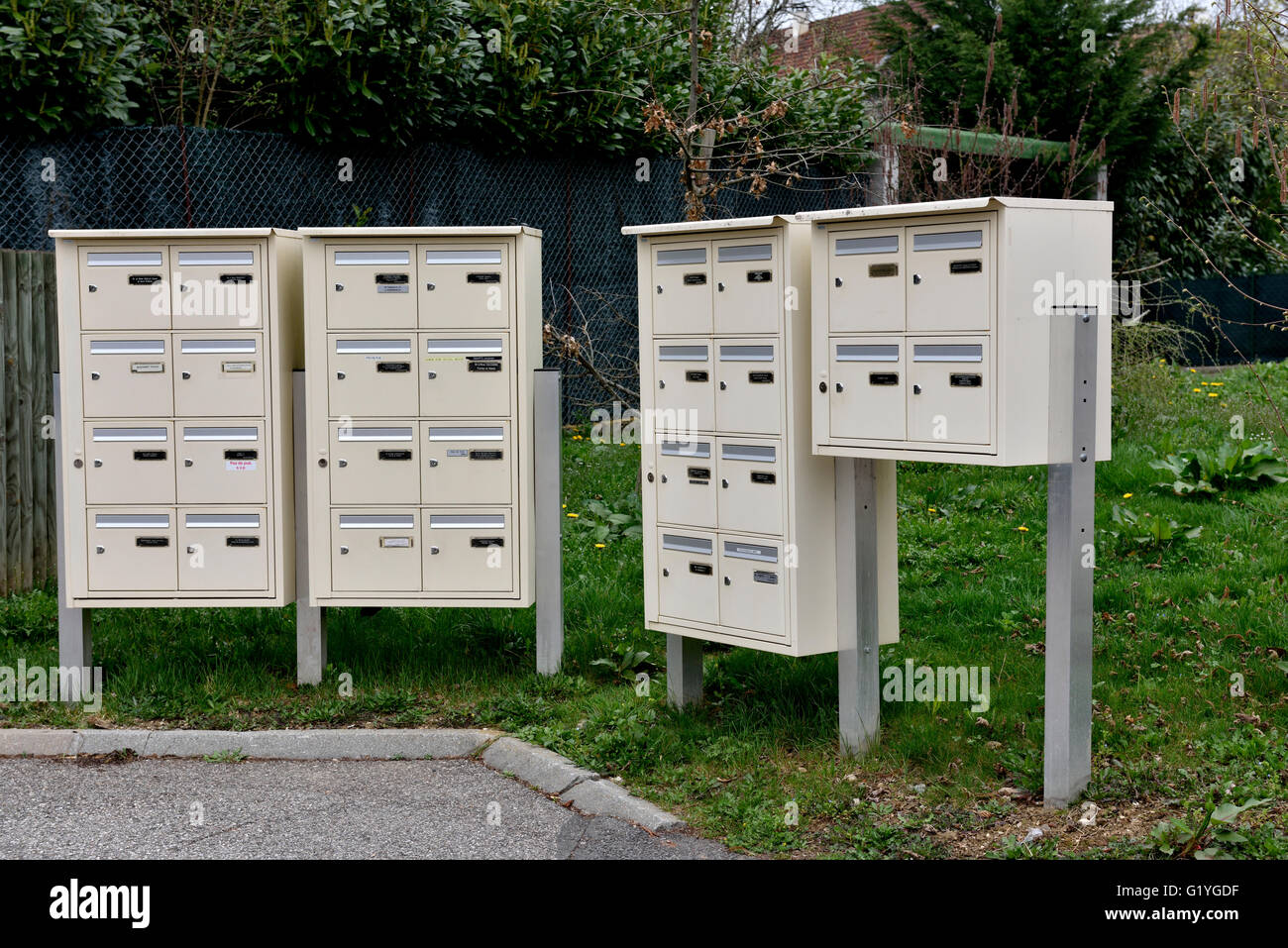 Gruppo di regolamento dimensione e tipo di uso domestico privato Caselle lettera, Francia Foto Stock