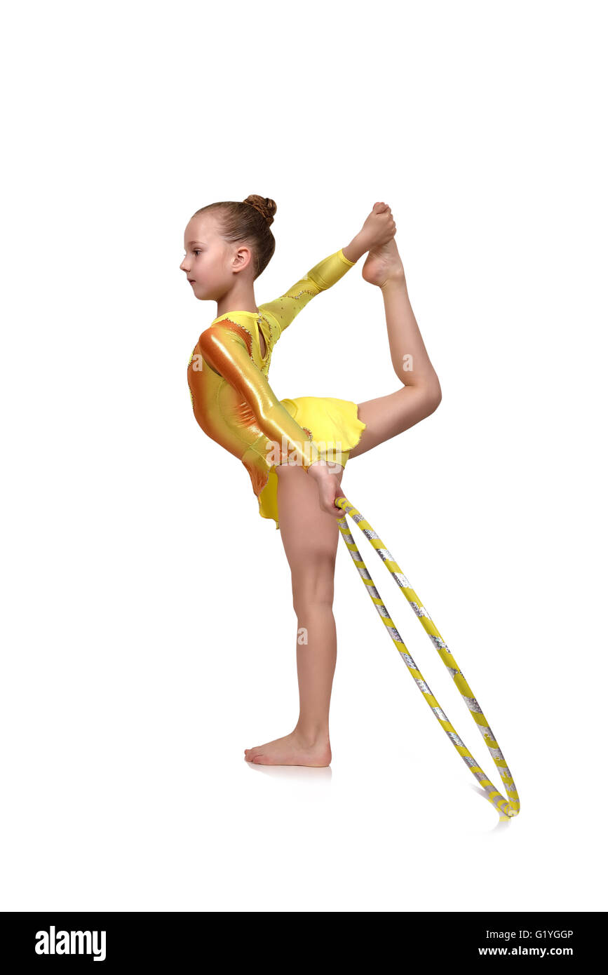 Arte giovane atleta svolge in abiti di colore giallo con hula hoop Foto Stock