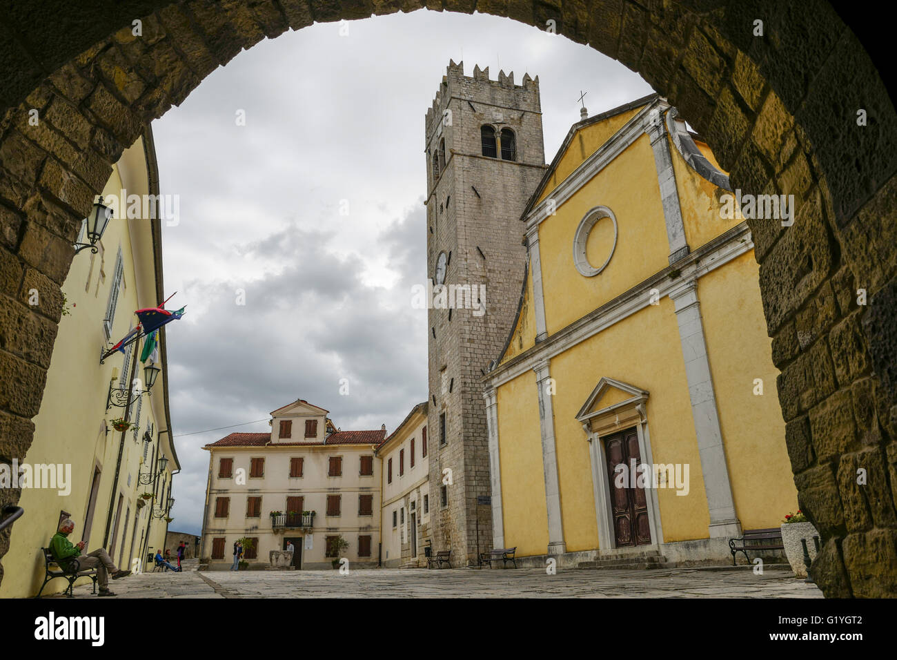 La vecchia chiesa e Andrea antico quadrato in Motovun, Istria centrale, Croazia Foto Stock