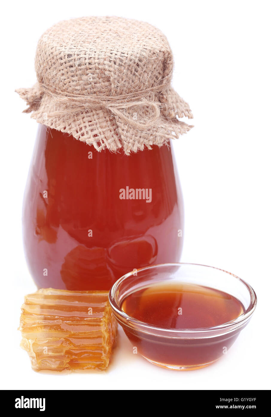 Miele di fresco in un barattolo di vetro su sfondo bianco Foto Stock