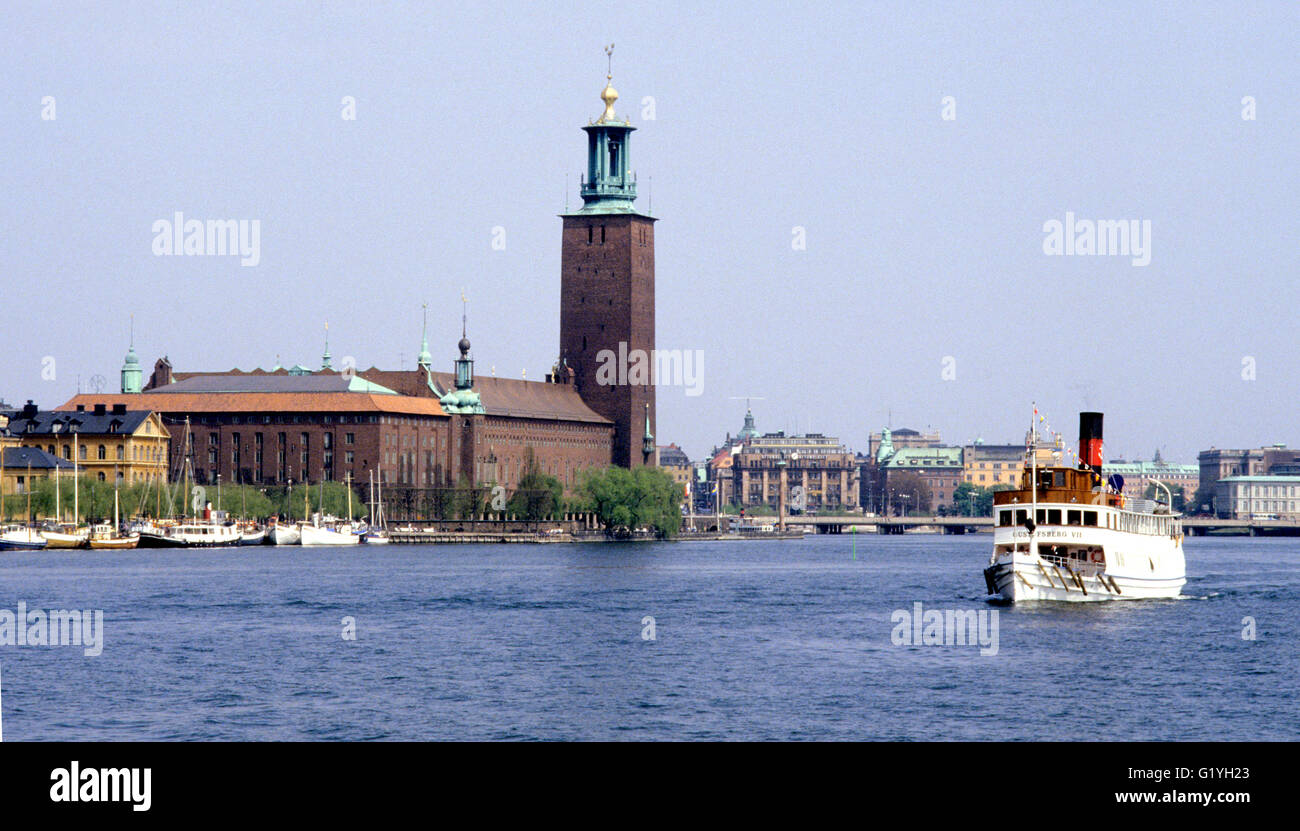 Stoccolma Municipio sull'acqua con un arcipelago barca Foto Stock