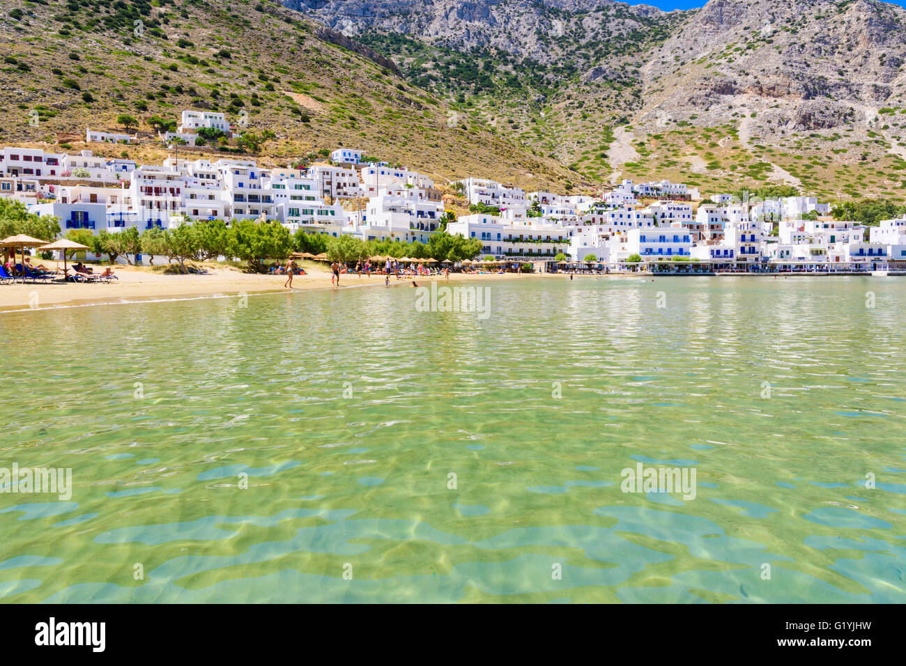 Famiglia amichevole acque poco profonde di Kamares Beach, Città Kamares, Sifnos, Cicladi Grecia Foto Stock