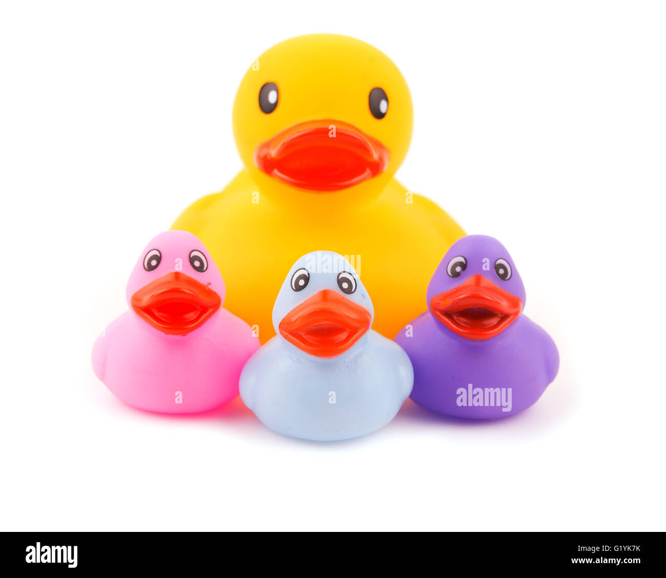 Big rubber duck con piccoli, il concetto di una famiglia con un solo genitore; su bianco Foto Stock