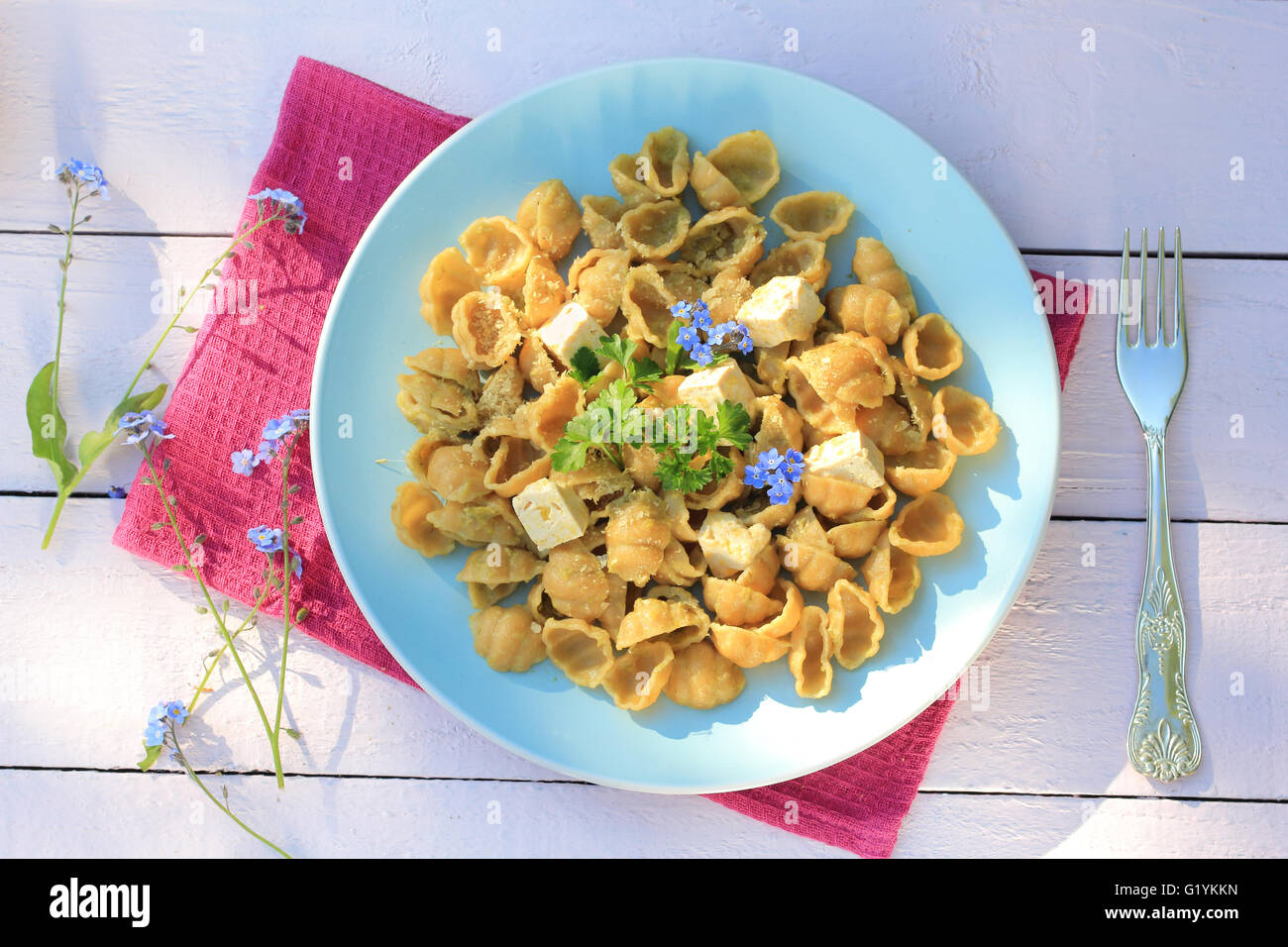 Pasto fresco e salutare con pasta integrale e tofu Foto Stock
