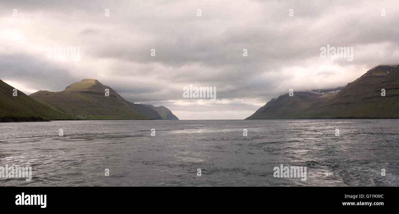 Le isole Kalsoy e Kunoy sulle Isole Faerøer con Kalsoyarfjørdur Foto Stock