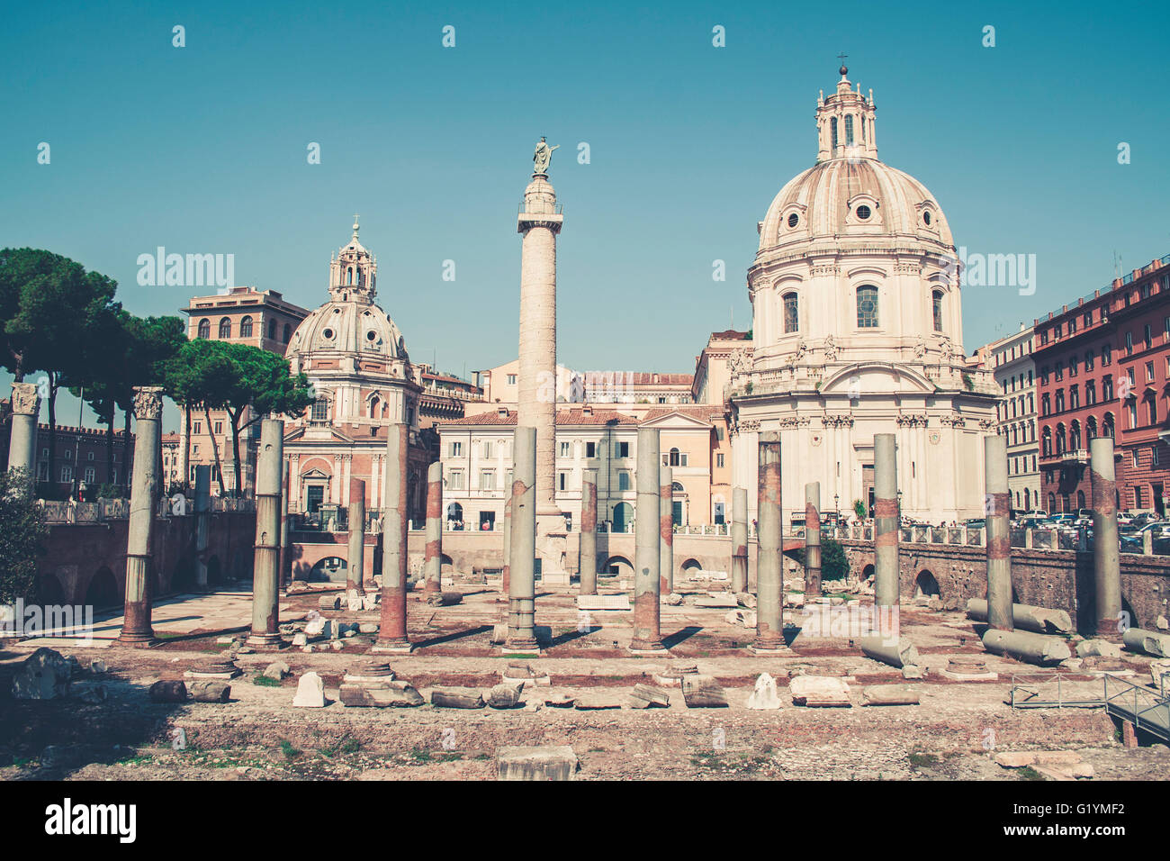 Colonna Traiana e Chiesa SS Nome di Maria a Roma Foto Stock
