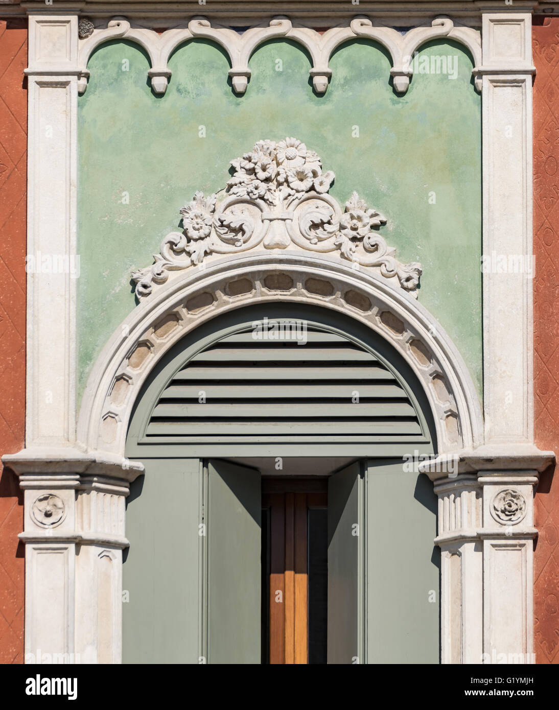 Dettaglio di una finestra in stile gotico veneziano di un vecchio palazzo italiano. Foto Stock