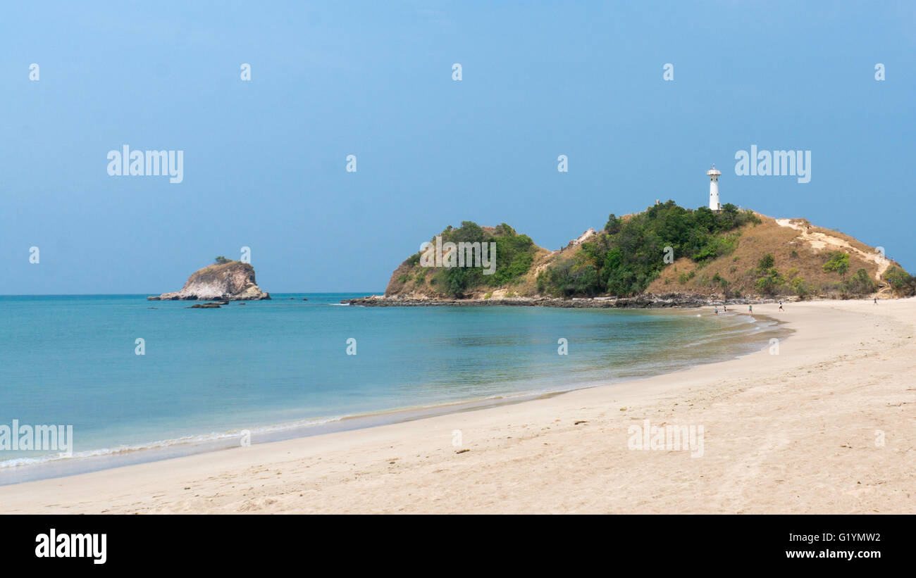 Faro su una collina presso la spiaggia di Koh Lanta, Thailandia, con una minuscola isola uninhabitated proprio accanto ad esso. Foto Stock