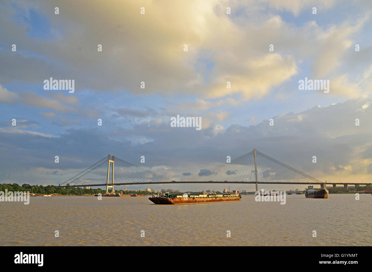 Secondo Hooghly Bridge o Vidyasagar Setu oltre il fiume Hoogly al tramonto, Calcutta, West Bengal, India Foto Stock