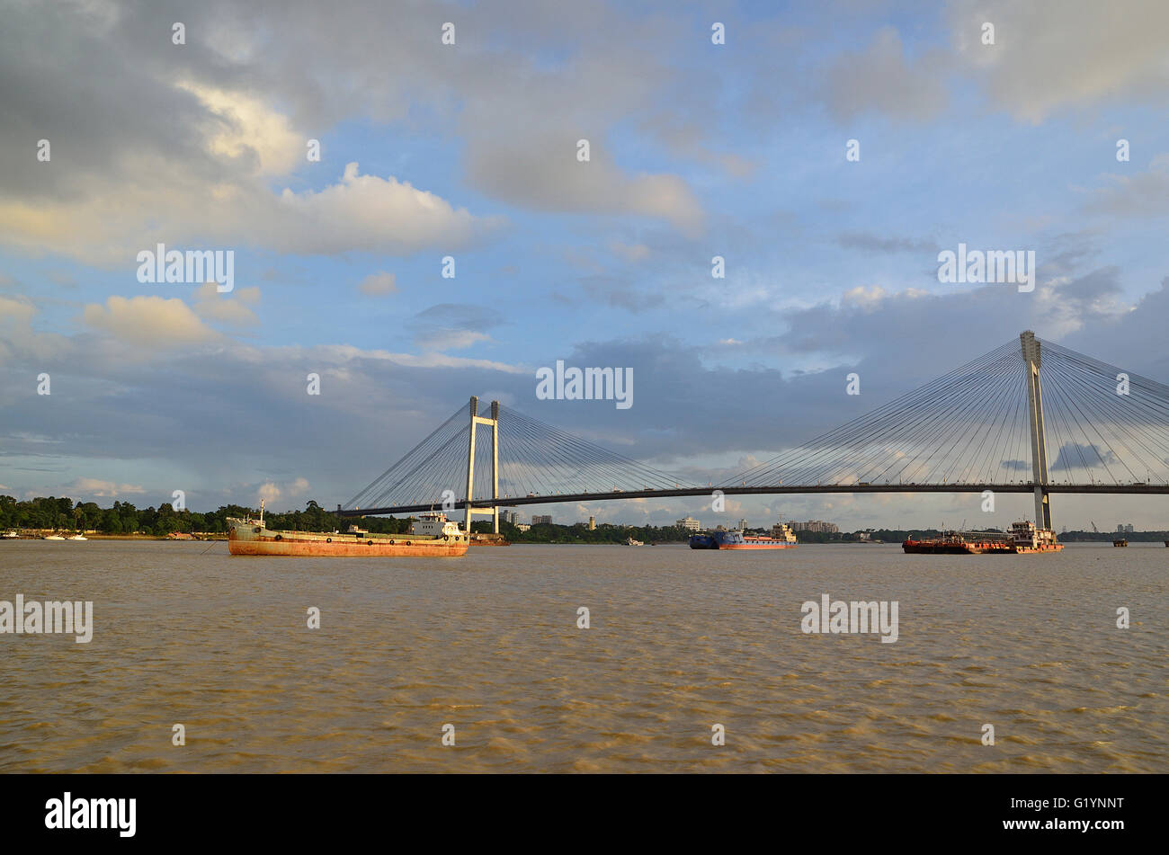 Secondo Hooghly Bridge o Vidyasagar Setu oltre il fiume Hoogly al tramonto, Calcutta, West Bengal, India Foto Stock