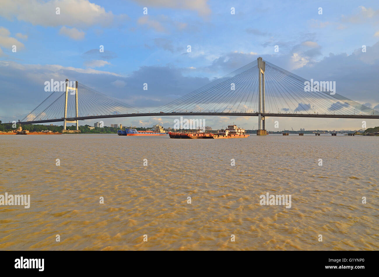 Secondo Hooghly Bridge o Vidyasagar Setu oltre il fiume Hoogly al tramonto, Calcutta, West Bengal, India Foto Stock