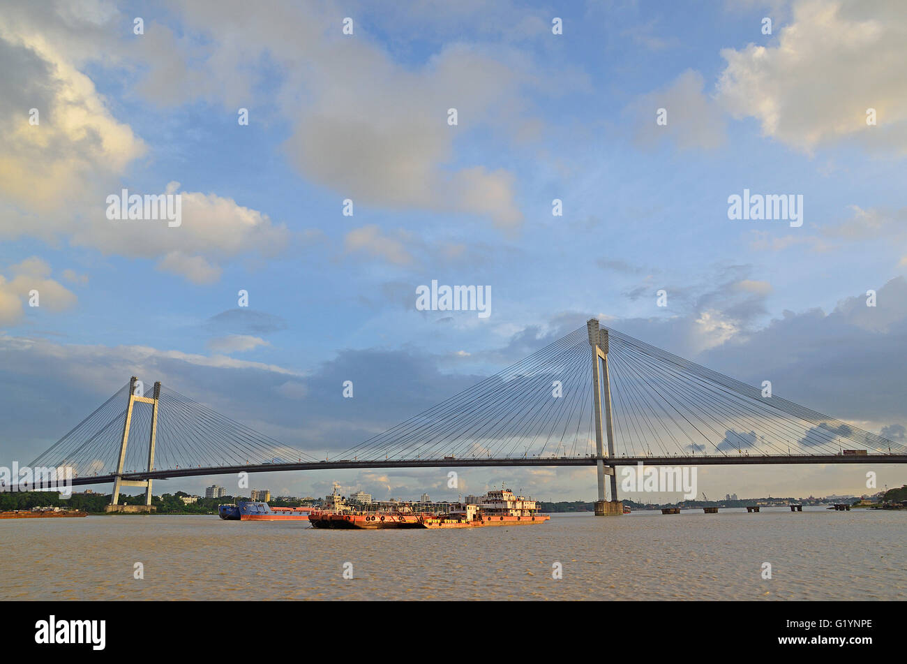 Secondo Hooghly Bridge o Vidyasagar Setu oltre il fiume Hoogly al tramonto, Calcutta, West Bengal, India Foto Stock