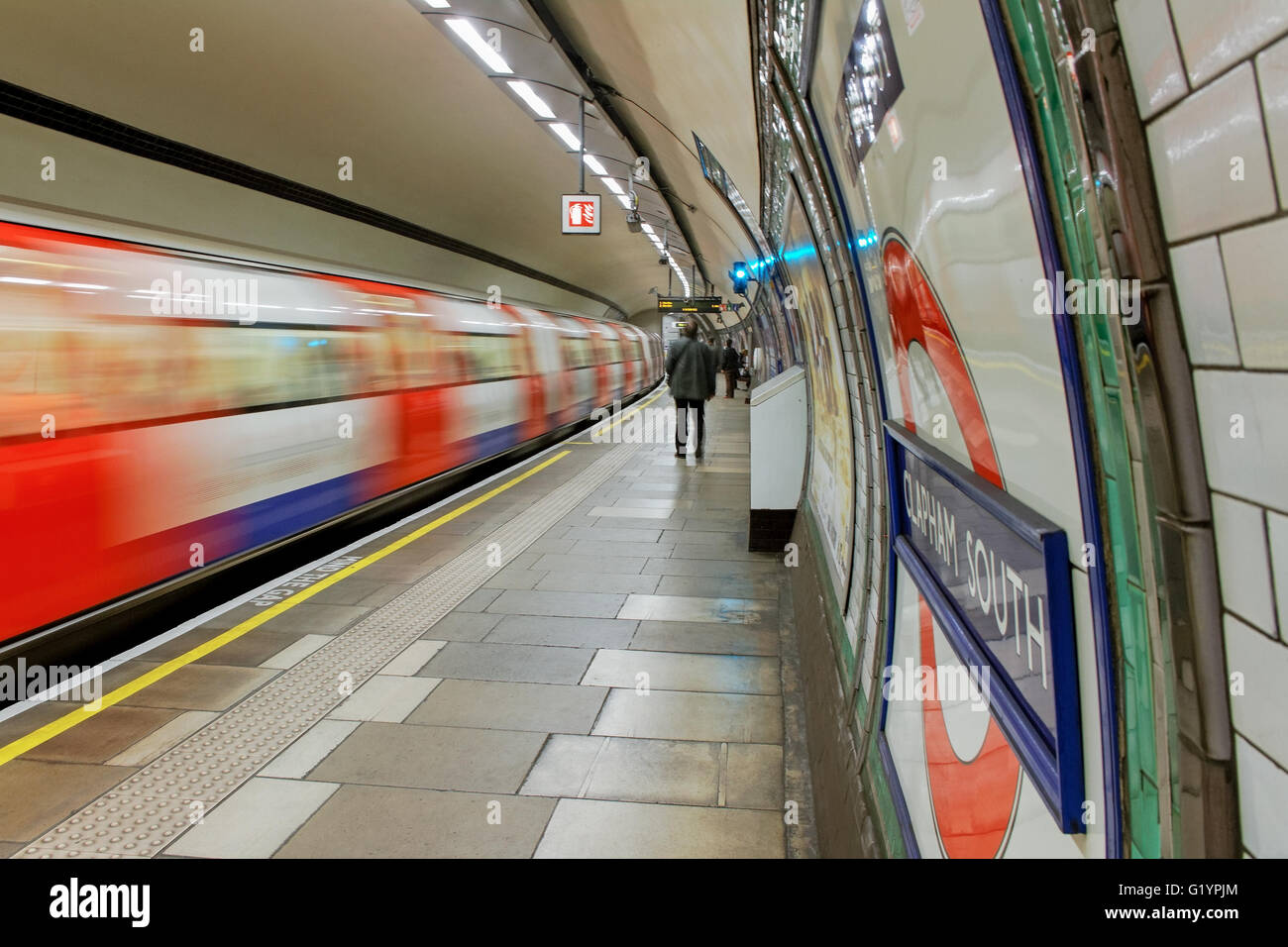 Vista interna della metropolitana di Londra con treno di movimento. Foto Stock