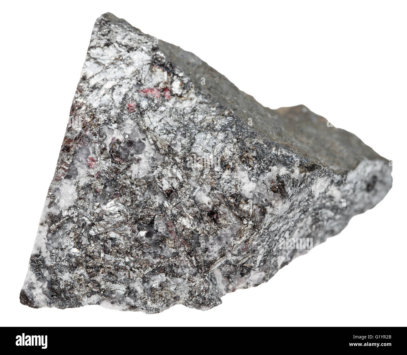 Le riprese in modalità macro di minerali naturali di pietra - Pezzo di stibnite (antimonite, minerale di antimonio) isolato su sfondo bianco Foto Stock