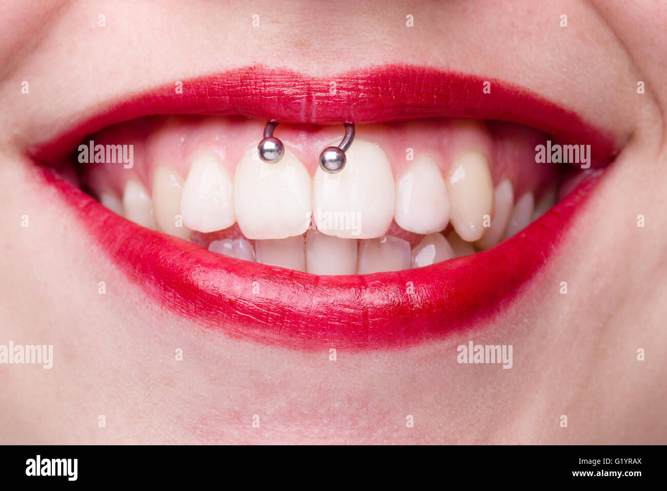 Smiley piercing immagini e fotografie stock ad alta risoluzione - Alamy