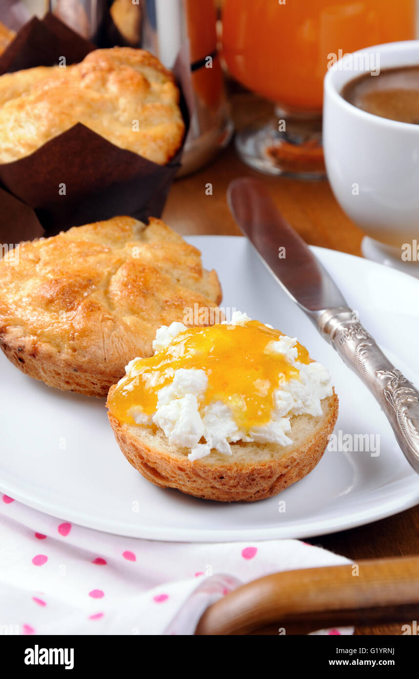 La prima colazione di panino con formaggio cottage, orange jam sul vassoio Foto Stock