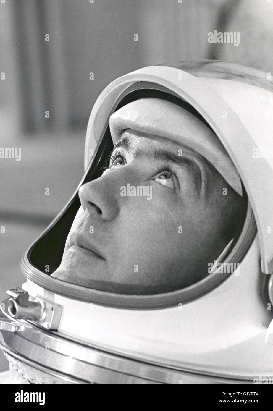L'astronauta della NASA James McDivitt A., comandante della Gemini IV, indossa la sua tuta spaziale durante un peso e bilanciamento prove presso il Kennedy Space Center Maggio 21, 1965 a Cape Canaveral, in Florida. Durante la Gemini IV mission, pilota Edward bianco realizzato con successo il primo spacewalk da un astronauta americano. Foto Stock