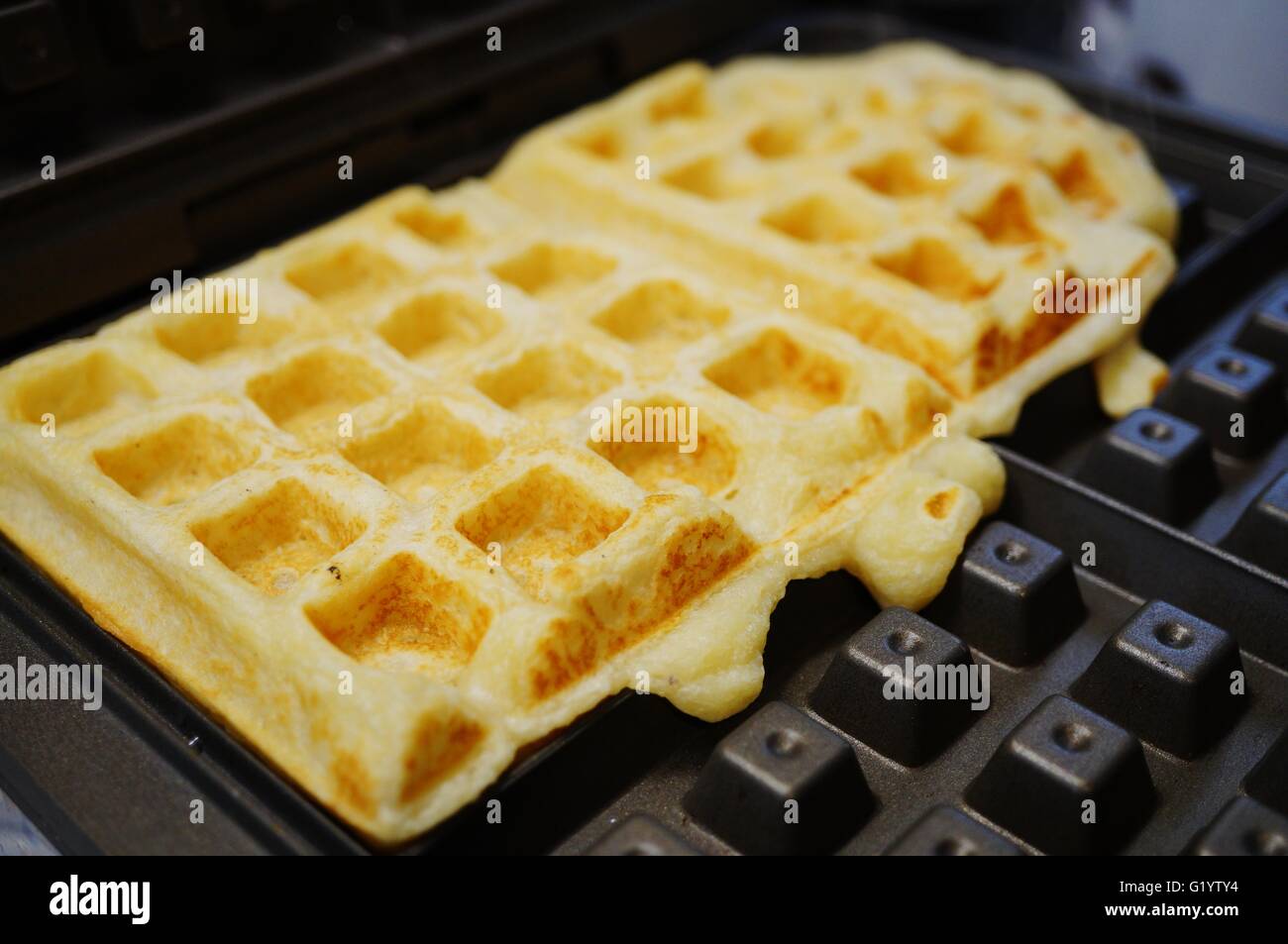 La cottura cialde fresche nel disegno waffle-maker Foto Stock