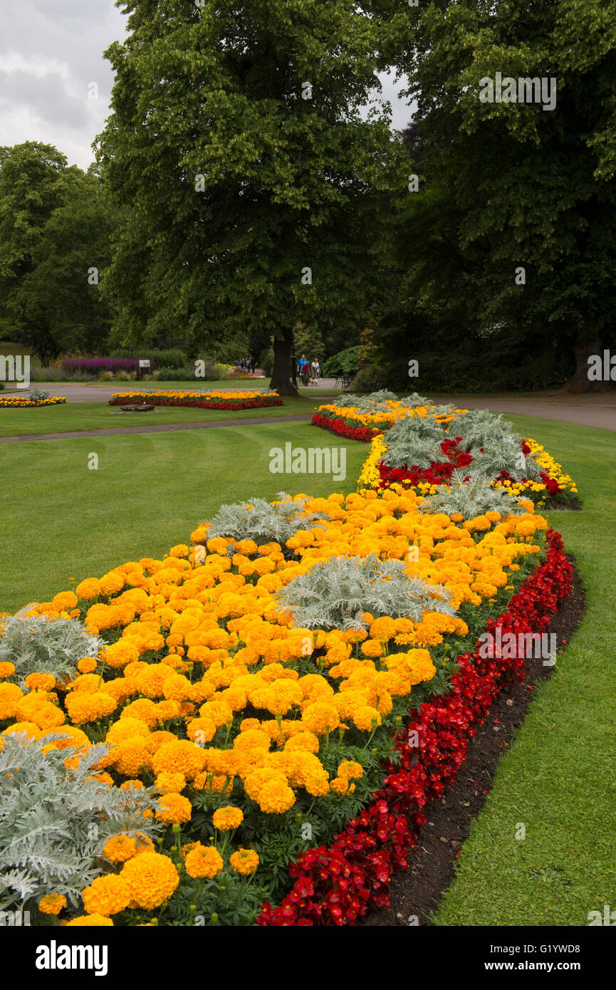 Giardini della valle, Harrogate, nello Yorkshire, Inghilterra - splendido parco con aiuole fiorite, strisce di prato e la gente a piedi. Foto Stock