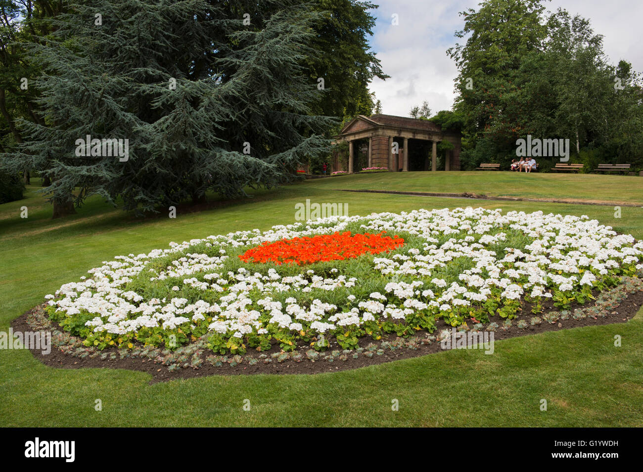 Giardini della valle, Harrogate, nello Yorkshire, Inghilterra - splendido parco con vivaci e colorati di aiuole, curato a prato e gente seduta. Foto Stock