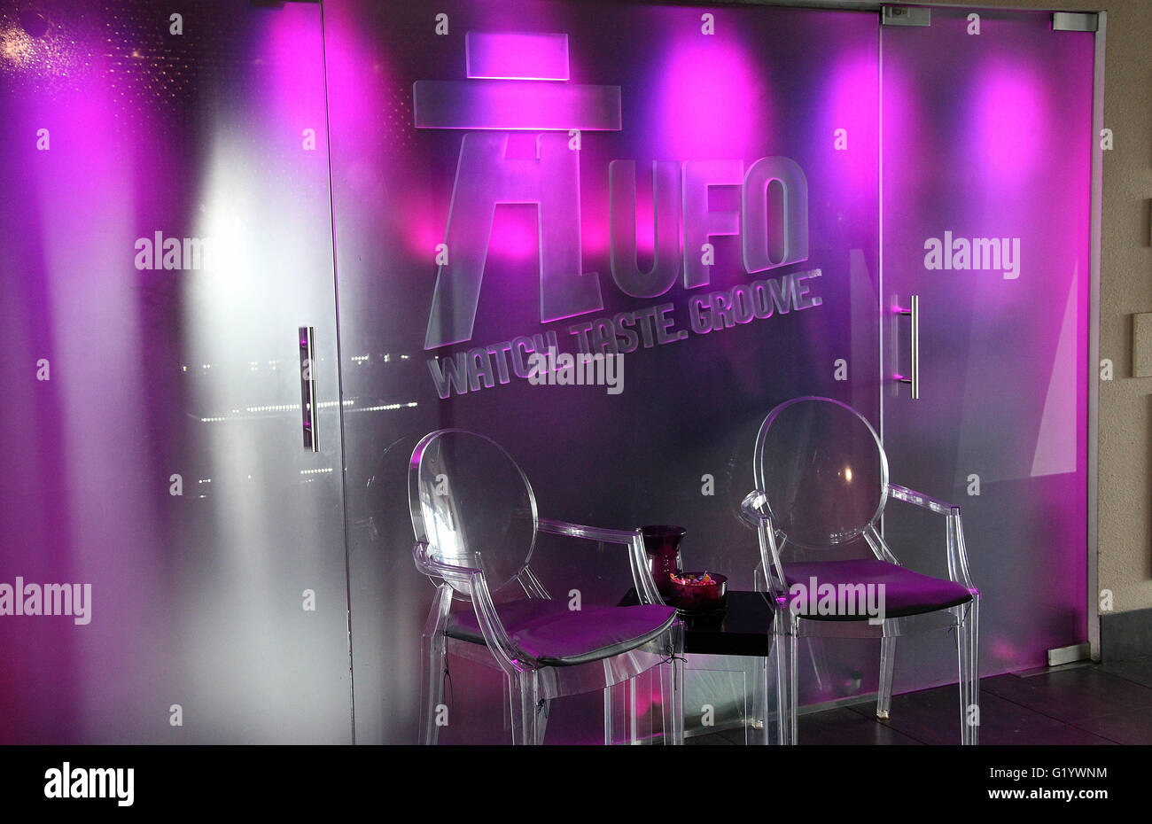 Interno del ristorante UFO in Bratislava che è in un flying saucer struttura sagomata sul più SNP Bridge Foto Stock