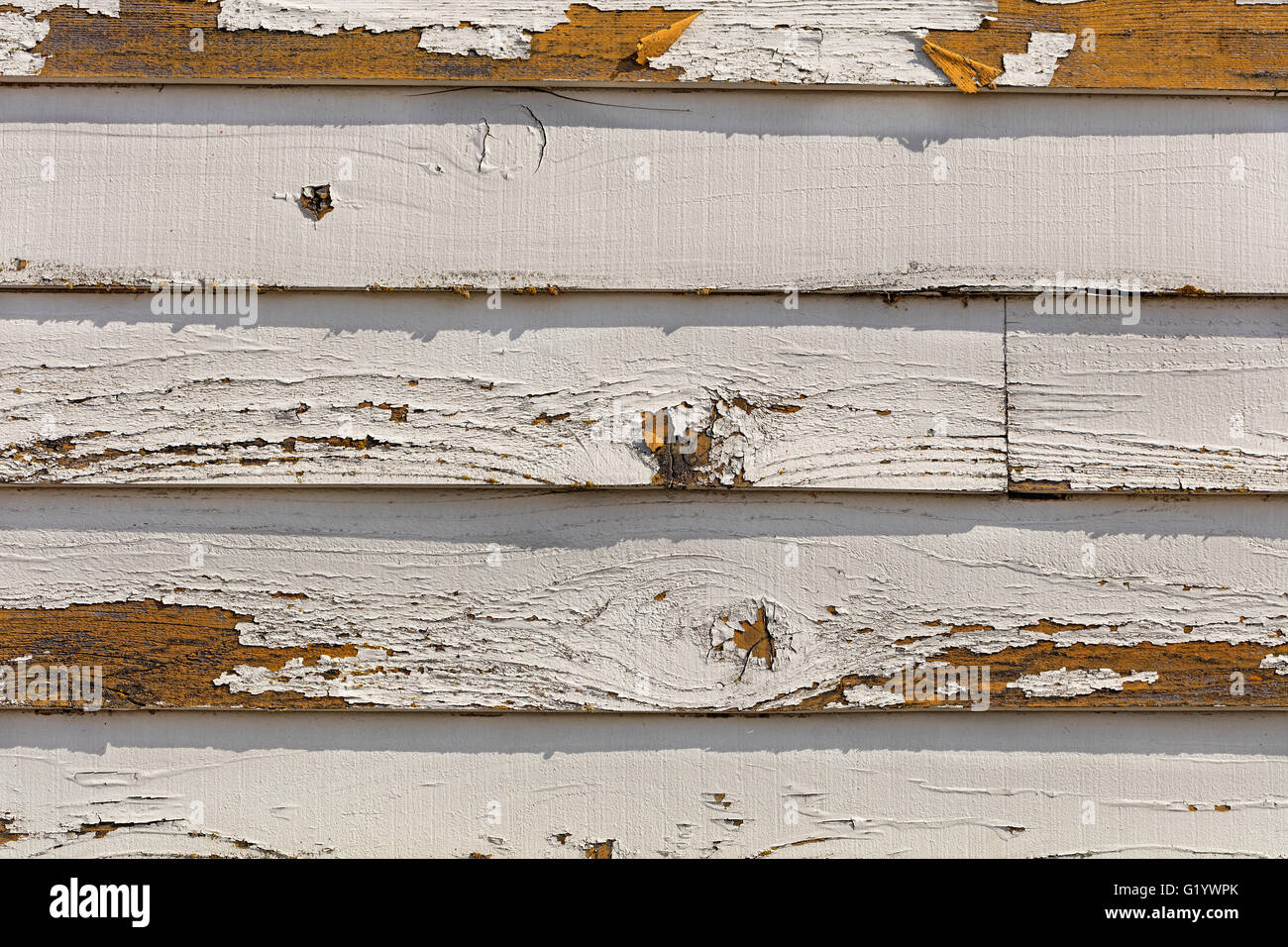 Incrinatura e distacco dalla vernice del vecchio legno scorrevoli. Foto Stock