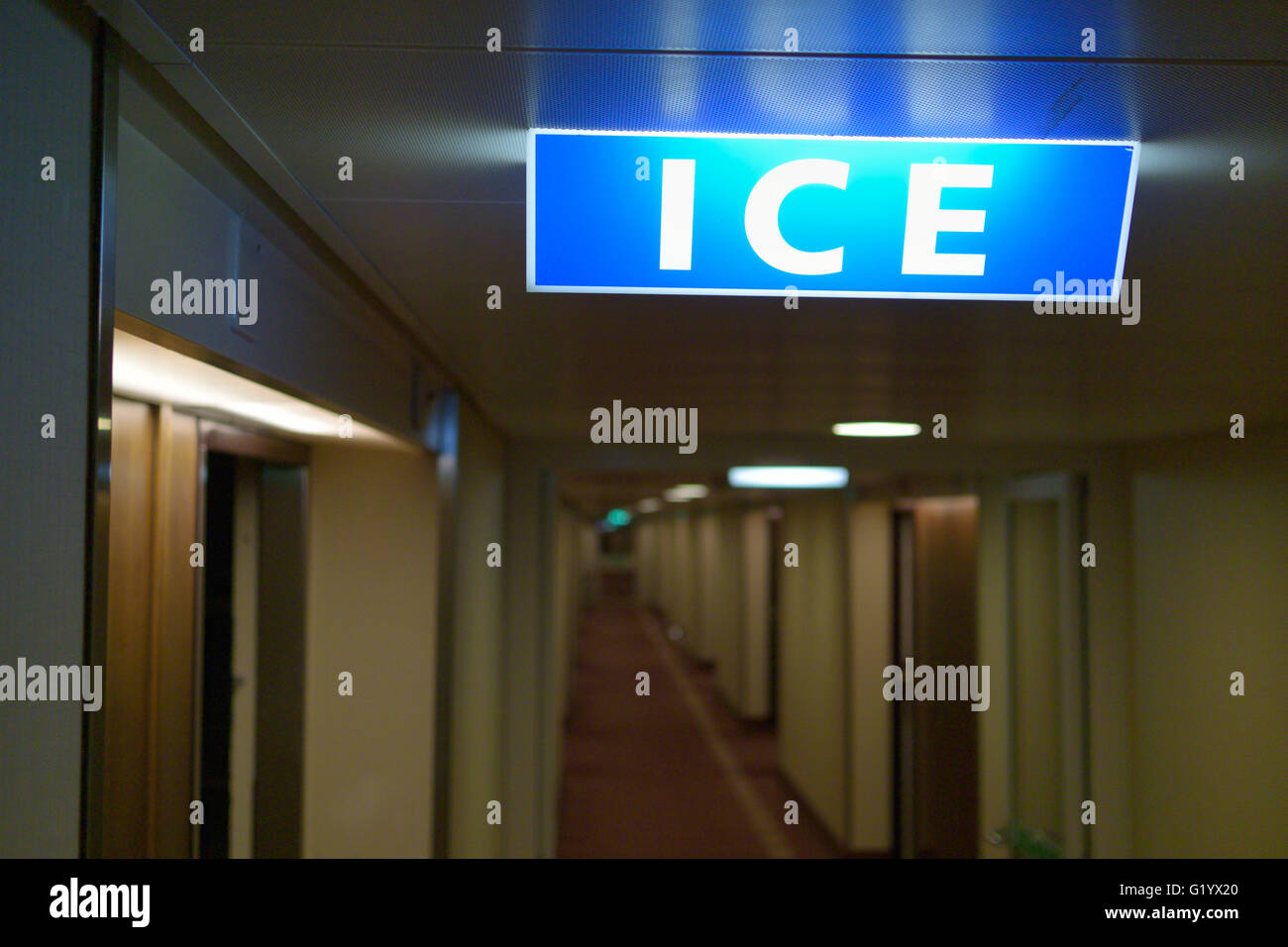 Cartello per distributore di ghiaccio in un corridoio dell'hotel, Zurigo CH Foto Stock