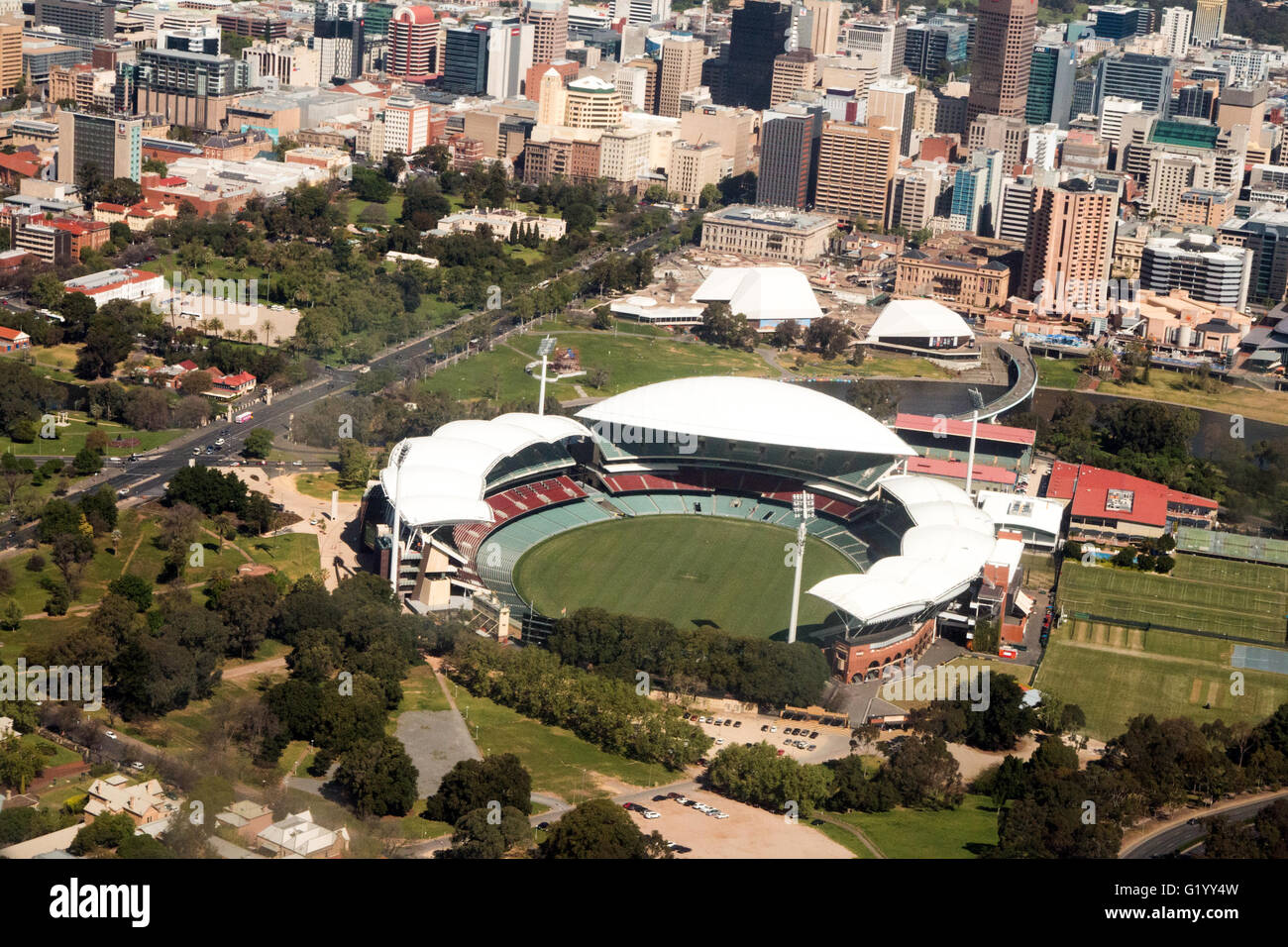 La città di Adelaide in Australia con l'Adelaide Oval e il cuore commerciale. Foto Stock