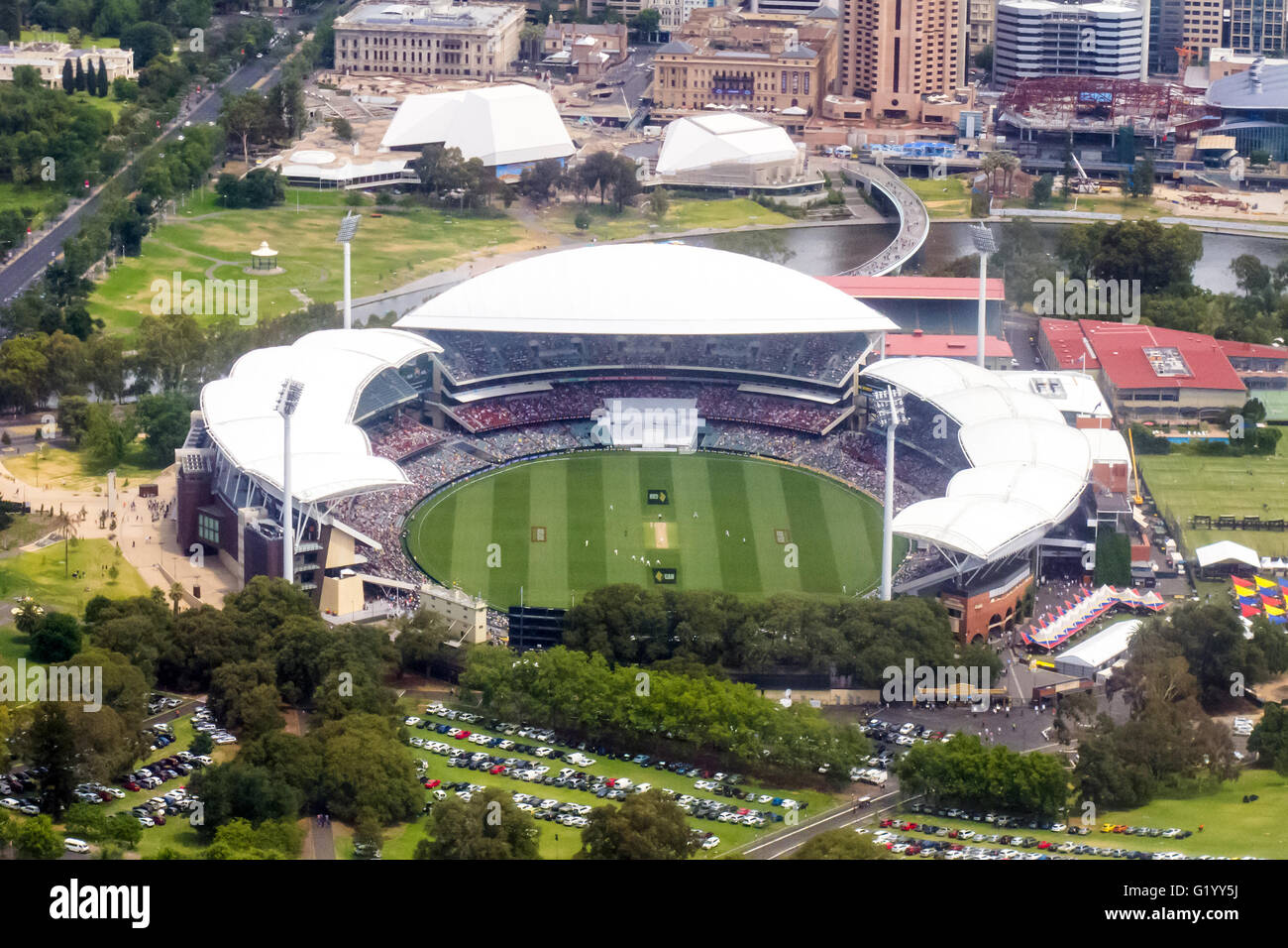 La città di Adelaide in Australia con l'Adelaide Oval. Foto Stock