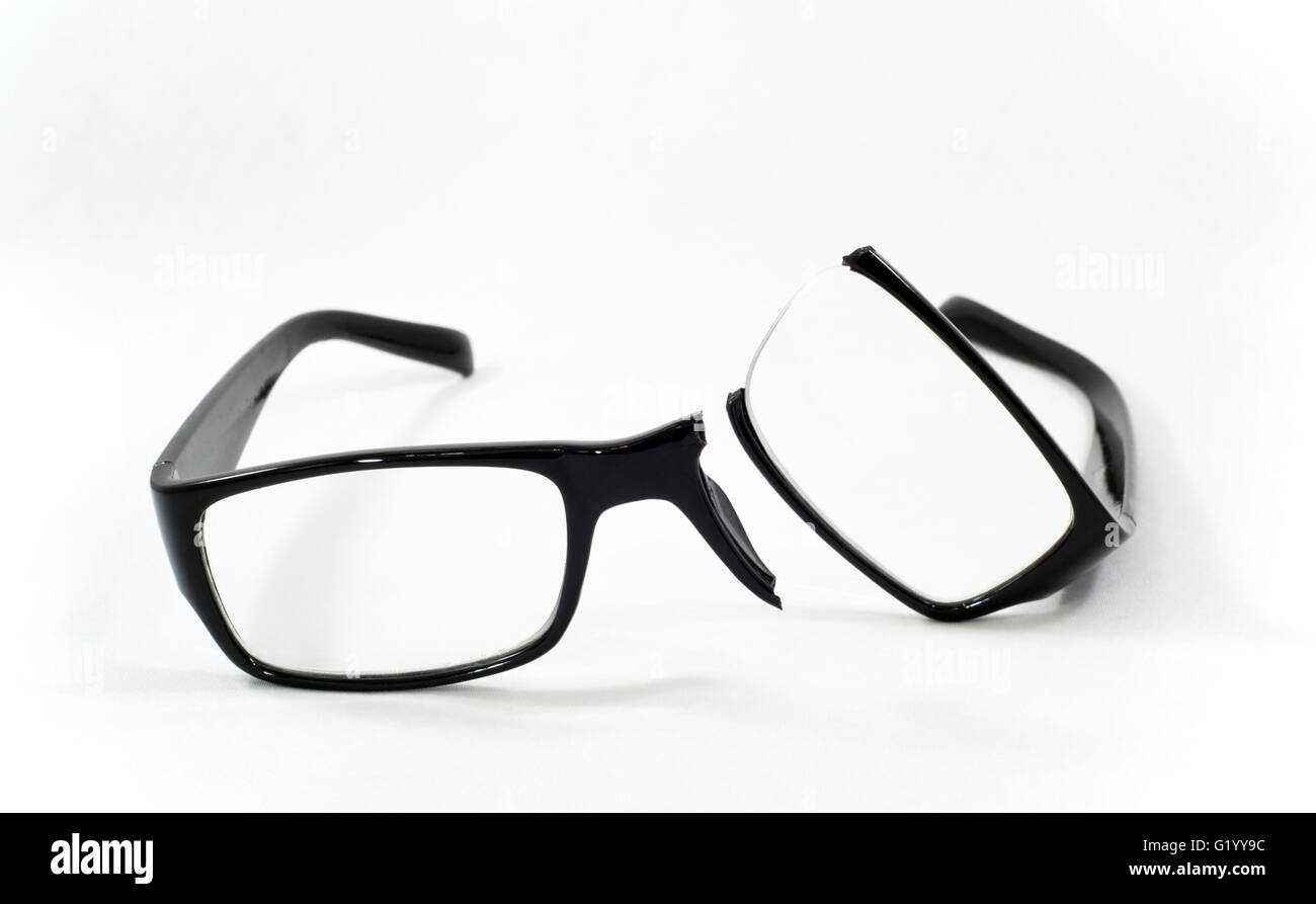 Una coppia nero occhiali rotti, sfondo bianco, orizzontale Foto Stock