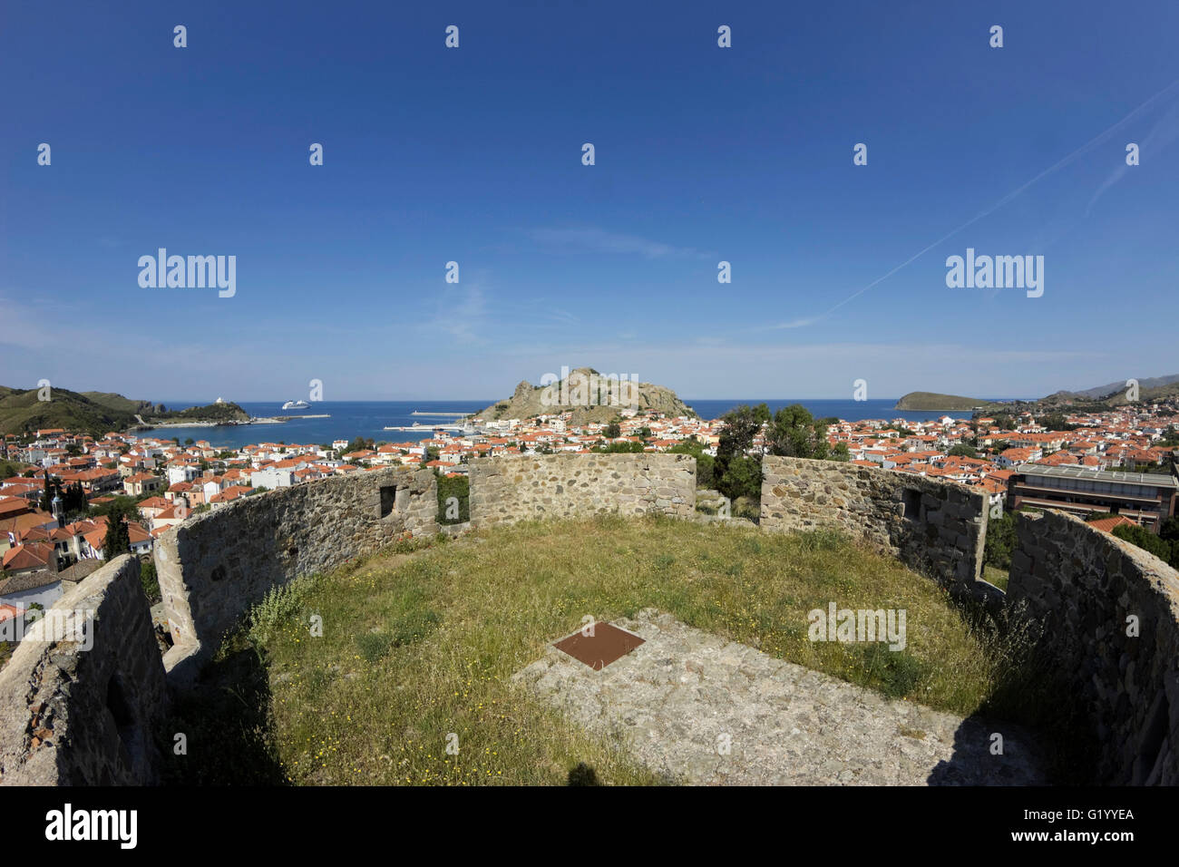 Architectural di Dabia fortezza, Mirina capitale sobborghi della città e il castello bizantino contro il cielo blu. Limnos o Lemnos Grecia Foto Stock