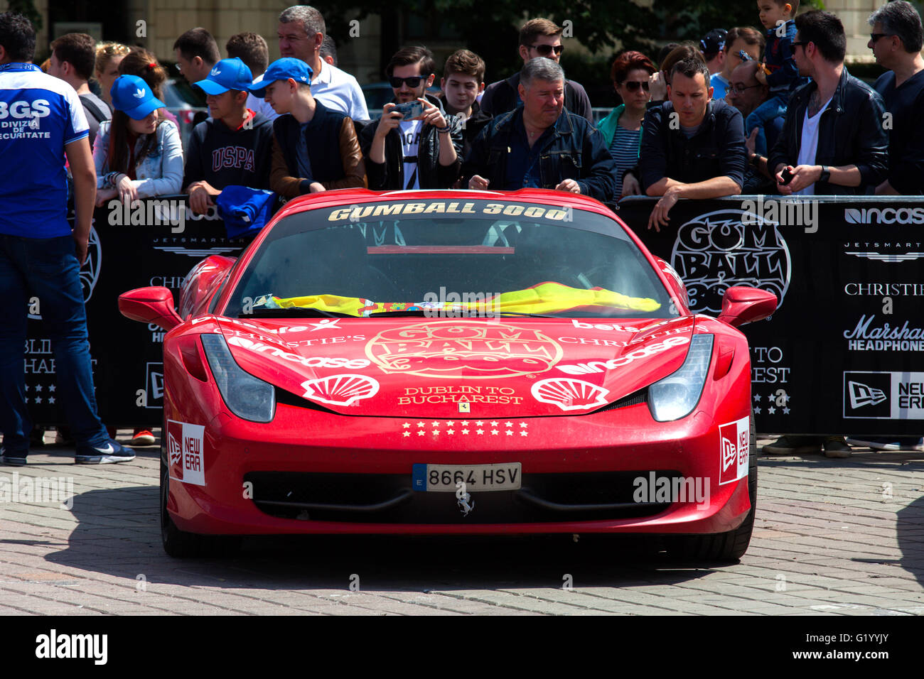 Super cars dell'esclusivo Gumboil 3000 parcheggiato di fronte al parlamento rumeno. Gumball è una celebrità internazionali rally Foto Stock