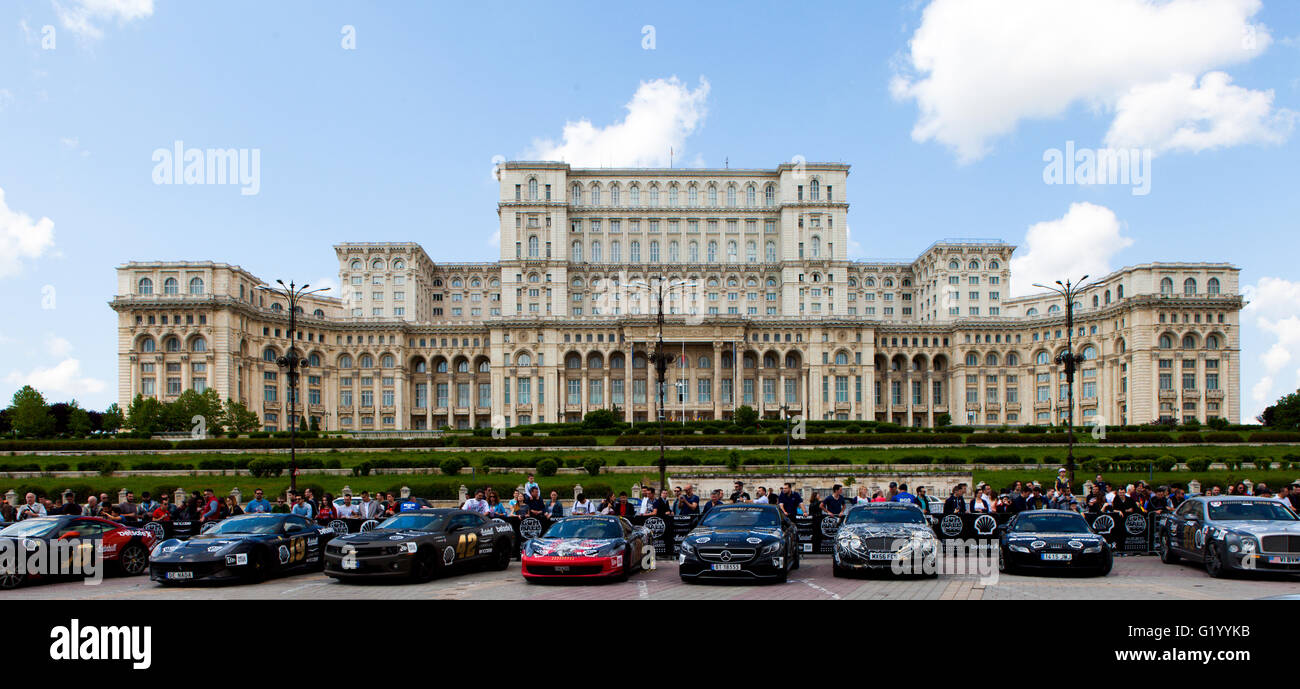 Super cars dell'esclusivo Gumboil 3000 parcheggiato di fronte al parlamento rumeno. Gumball è una celebrità internazionali rally Foto Stock
