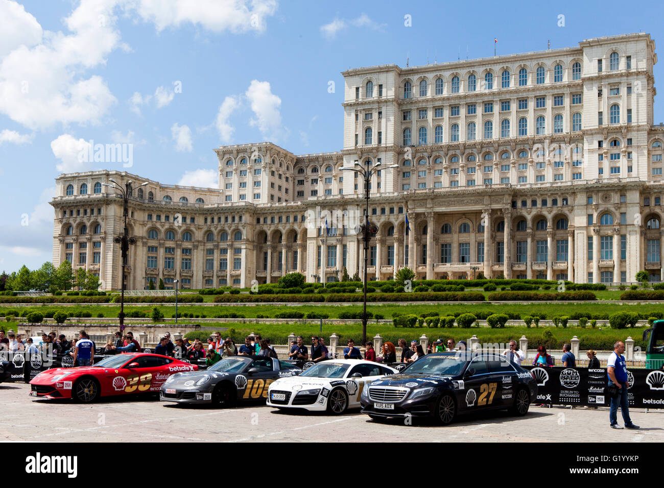 Super cars dell'esclusivo Gumboil 3000 parcheggiato di fronte al parlamento rumeno. Gumball è una celebrità internazionali rally Foto Stock