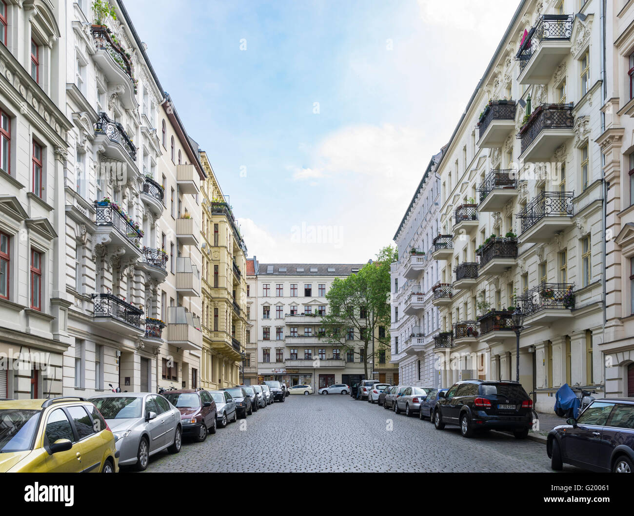 Tipico street view di appartamento tradizionali edifici e strade di ciottoli a Kreuzberg Berlino Germania Foto Stock