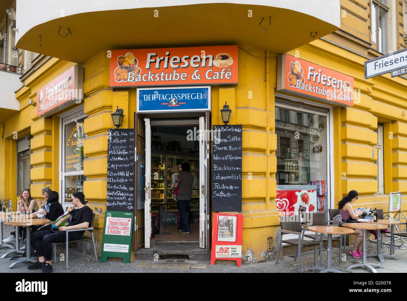 Angolo tradizionale shop e caffetteria a Kreuzberg Berlino Germania Foto Stock