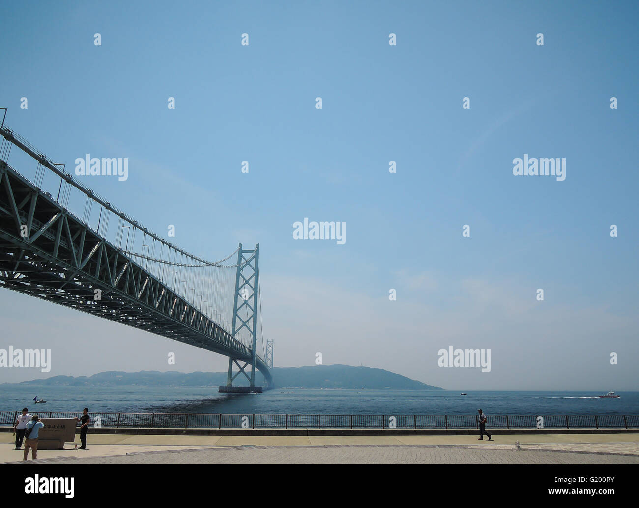 KOBE GIAPPONE 21 maggio , 2016 turistico non identificato scatta foto al ponte di perla ( Akashi Kaikyo) Ponte Giappone luogo famoso per i viaggi Foto Stock