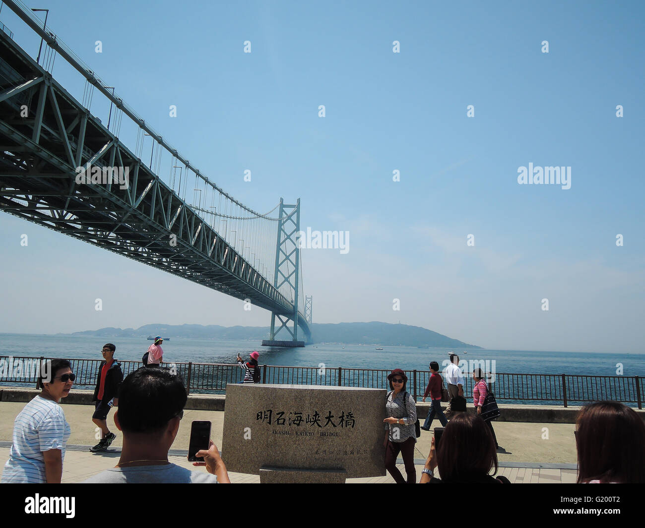 KOBE GIAPPONE 21 maggio , 2016 turistico non identificato scatta foto al ponte di perla ( Akashi Kaikyo) Ponte Giappone luogo famoso per i viaggi Foto Stock