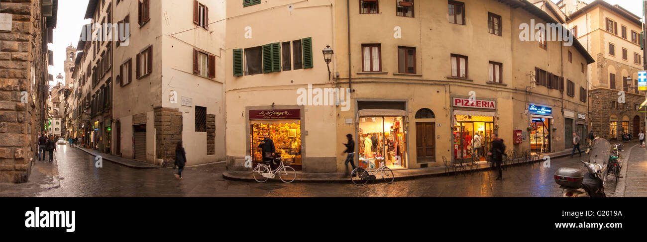 L'Italia,Toscana,Firenze, una strada nel centro della citta'. Foto Stock