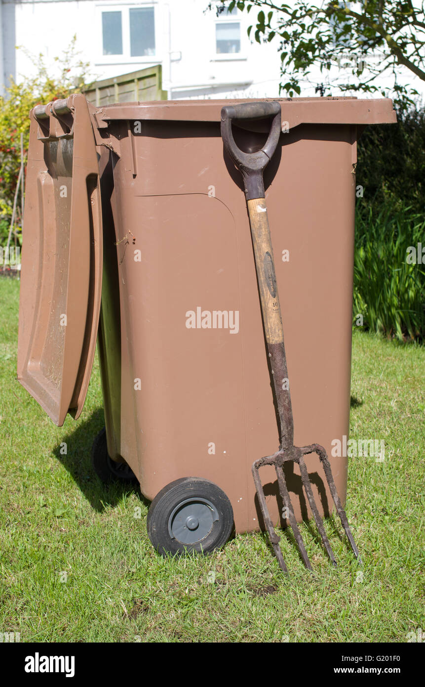 Brown scarti da giardino wheely bin Foto Stock