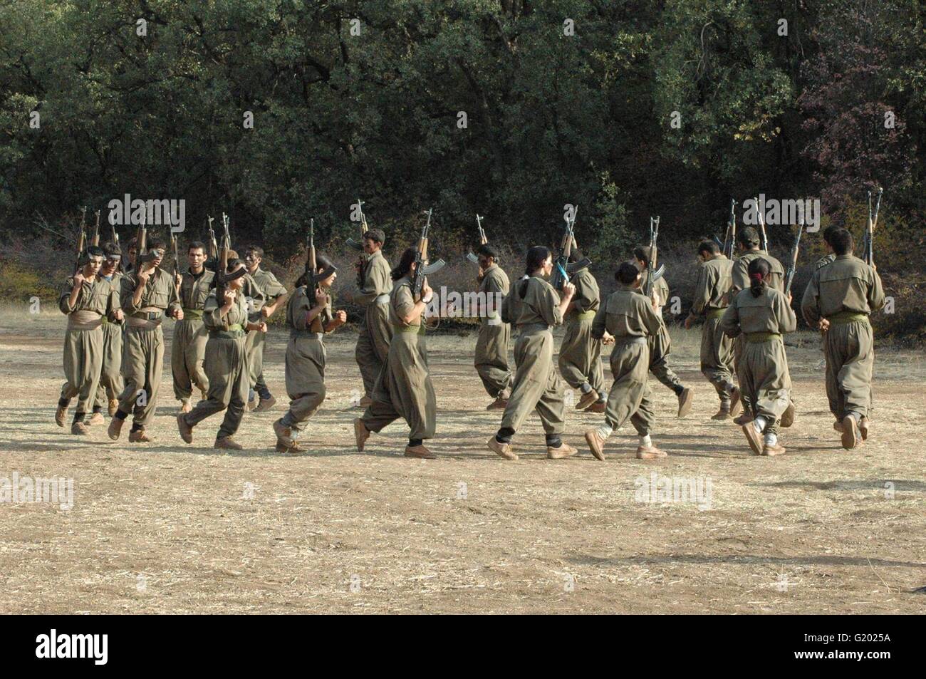 Femmina PKK curdo fighters durante l'addestramento militare in una propaganda foto rilasciata dal dei lavoratori del Kurdistan 22 maggio 2016 nel Kurdistan iracheno. Foto Stock