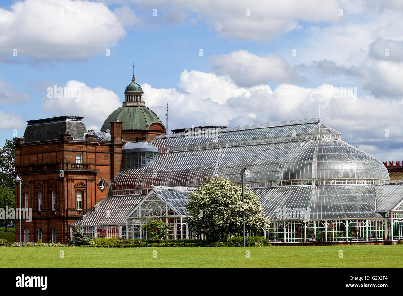 Il Palazzo del Popolo e giardini invernali all'interno del Glasgow Green Park a Glasgow, Regno Unito Foto Stock