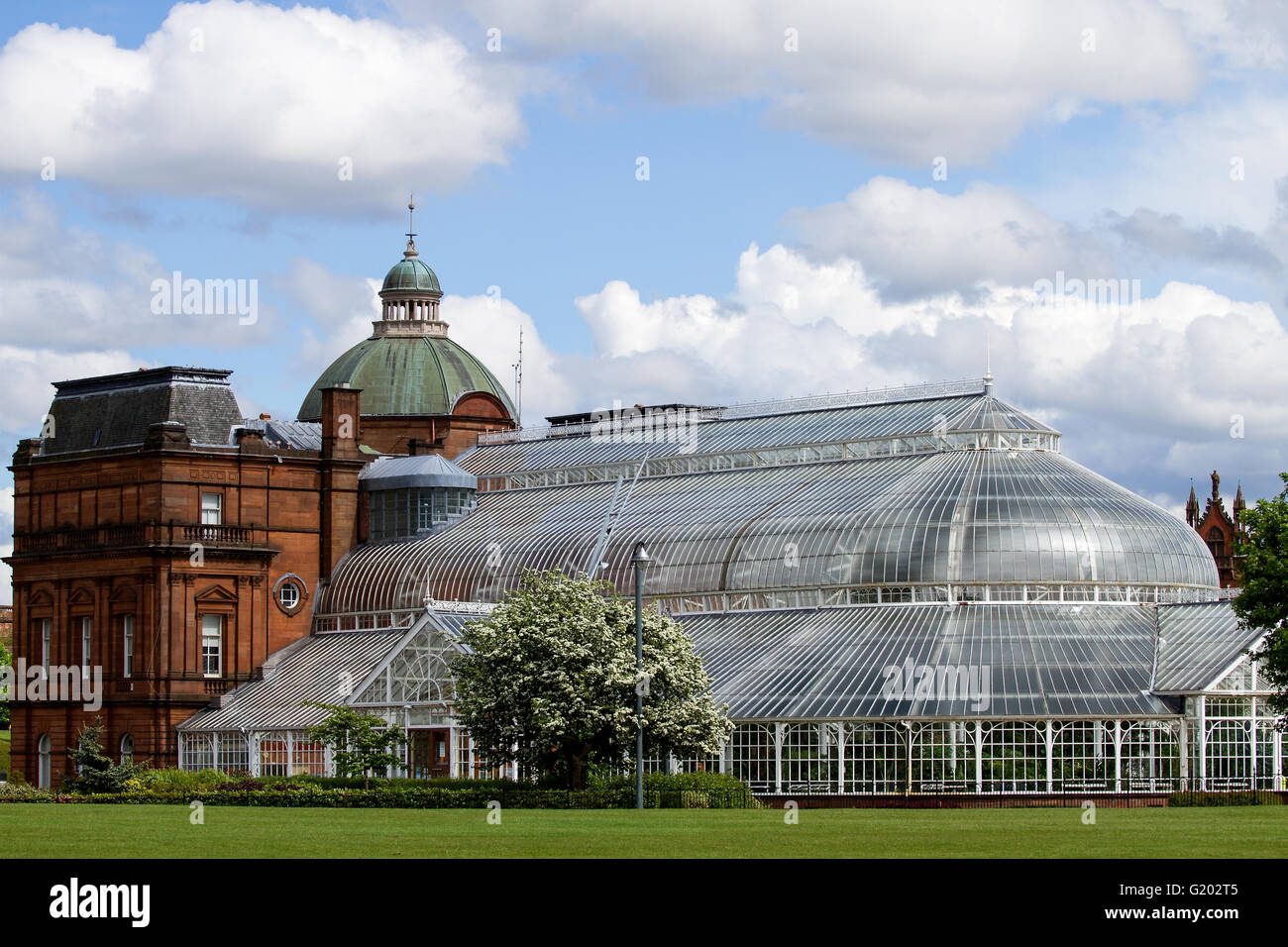 Il Palazzo del Popolo e giardini invernali all'interno del Glasgow Green Park a Glasgow, Regno Unito Foto Stock